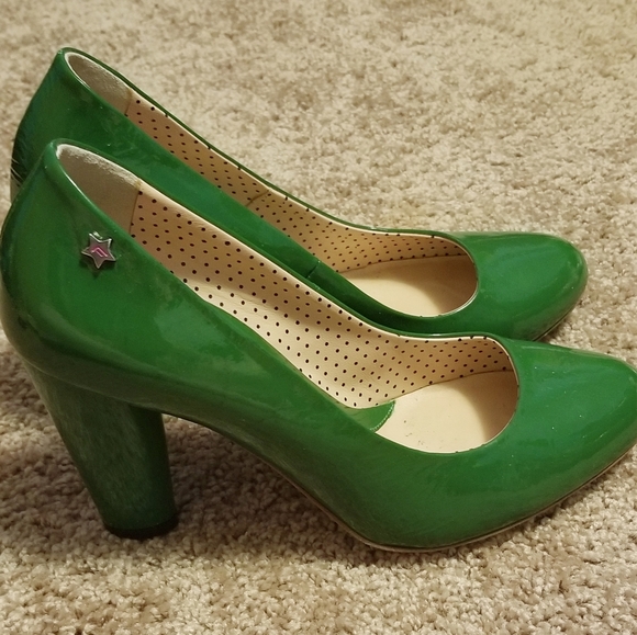 Patent leather green Pumps